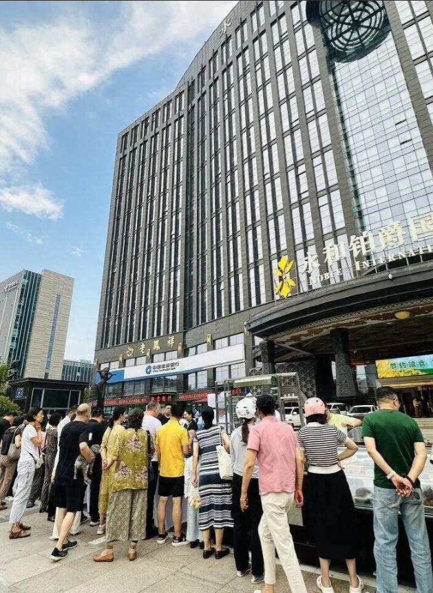 酒店摆摊记：烟火气中的转型之路